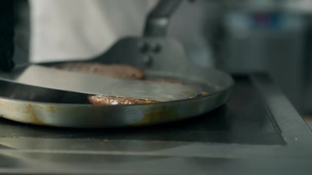 Cuisine Professionnelle Chef Fait Frire Des Galettes Pour Hamburger — Video