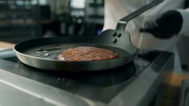 Cucina Professionale Chef Frigge Polpette Hamburger — Video Stock
