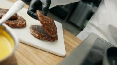 Profesyonel mutfak: şef hamburger için köfte kızartıyor.