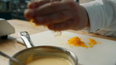 Profesyonel mutfak: şef çedar peyniri ve kremaya dayalı sos hazırlar