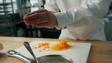 Profesyonel mutfak: şef çedar peyniri ve kremaya dayalı sos hazırlar