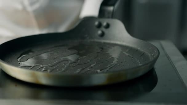 Cuisine Professionnelle Chef Ajoutant Huile Une Casserole Chaude Sur Une — Video