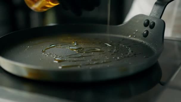 Cucina Professionale Chef Aggiunge Olio Una Padella Calda Una Stufa — Video Stock
