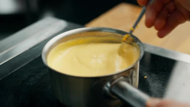 전문적 요리사가 치즈와 크림을 기본으로 소스를 — 비디오