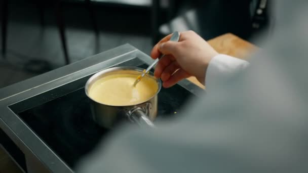 专业烹饪 厨师根据切达奶酪和奶油准备酱汁 — 图库视频影像