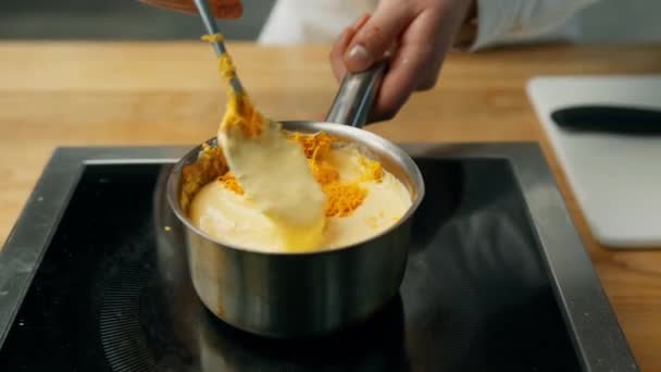 プロの料理 シェフはチェダーチーズとクリームをベースにソースを作る — ストック動画