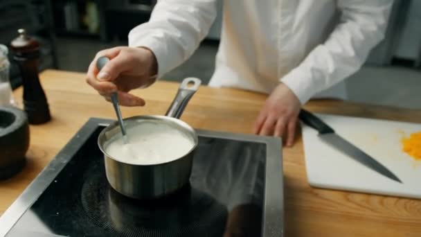 Επαγγελματική Κουζίνα Σεφ Ετοιμάζει Σάλτσα Βάση Τυρί Τσένταρ Και Κρέμα — Αρχείο Βίντεο