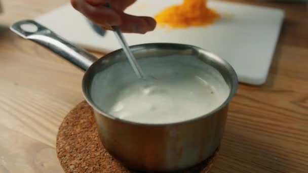 Επαγγελματική Κουζίνα Σεφ Ετοιμάζει Σάλτσα Βάση Τυρί Τσένταρ Και Κρέμα — Αρχείο Βίντεο