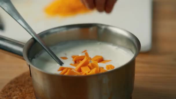 Bucătăria Profesională Bucătarul Pregătește Sos Bază Brânză Smântână Cheddar — Videoclip de stoc