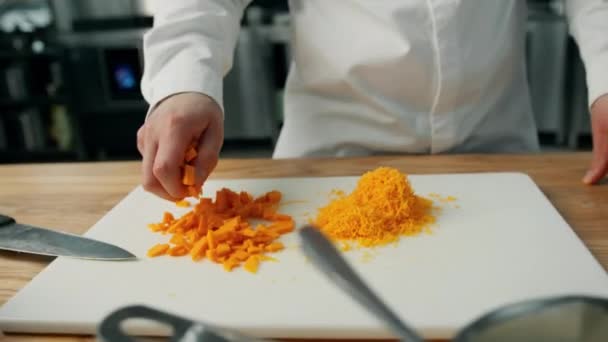 Cocina Profesional Chef Prepara Salsa Base Queso Cheddar Crema — Vídeos de Stock