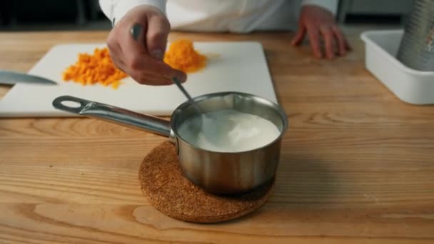 Professionele Keuken Chef Kok Bereidt Saus Basis Van Cheddar Room — Stockvideo