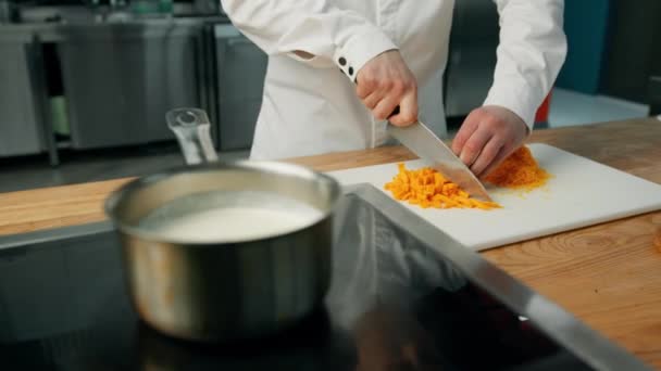 Dapur Profesional Chef Memotong Keju Cheddar Untuk Saus Keju — Stok Video