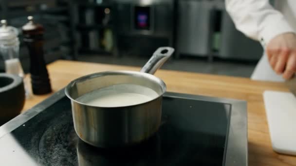 Professionelle Küche Der Koch Bereitet Sauce Auf Basis Von Cheddar — Stockvideo