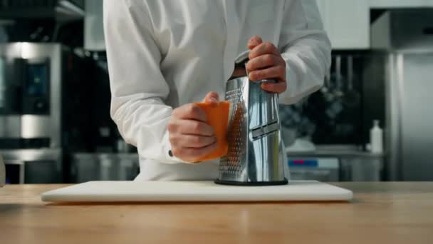 Professionele Keuken Chef Roostert Cheddar Kaas Fijne Rasp — Stockvideo