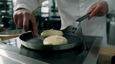 Profesyonel mutfak: şef tavada krep kızarttı.