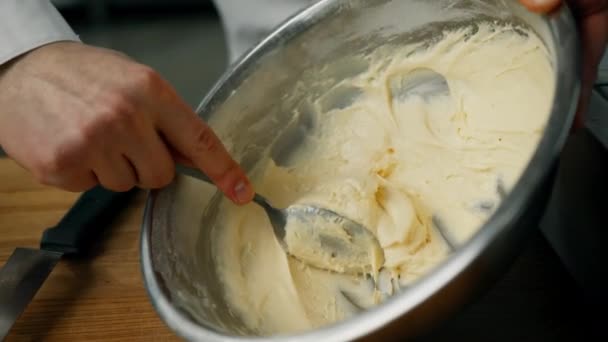 Kucharz Zgarnia Ciasto Łyżką Miski Proces Robienia Naleśników Restauracji — Wideo stockowe