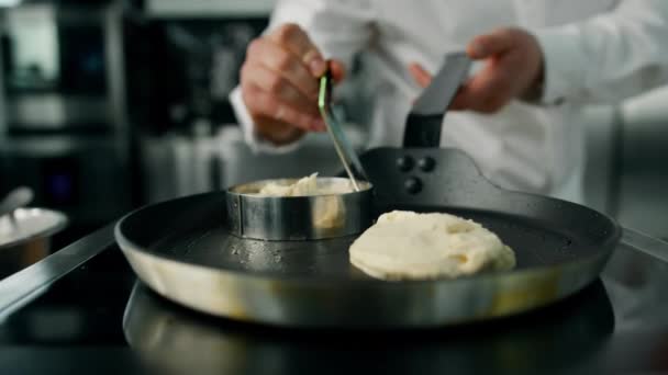 Cucina Professionale Processo Mettere Impasto Sulla Padella Strumenti Professionali Cucinare — Video Stock