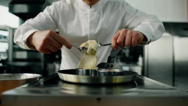 Профессиональная Кухня Процесс Положить Тесто Сковороду Профессиональные Инструменты Приготовления Пищи — стоковое видео