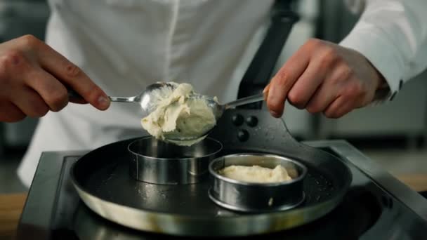 Профессиональная Кухня Процесс Положить Тесто Сковороду Крупный План Шеф Повара — стоковое видео