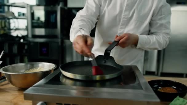 Cucina Professionale Chef Spalma Olio Nella Padella Una Stufa Professionale — Video Stock