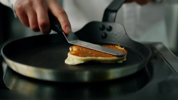 Επαγγελματική Κουζίνα Σεφ Τηγανίζει Τηγανίτες Τηγάνι Φούρνο — Αρχείο Βίντεο