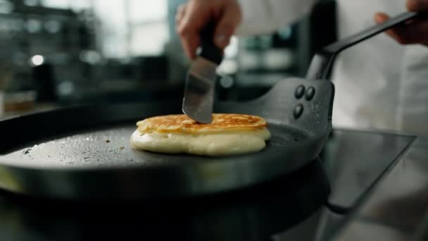 Cucina Professionale Chef Sta Friggendo Frittelle Una Padella — Video Stock