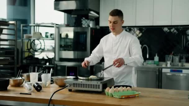 专业厨房 厨师在平底锅里煎煎饼 — 图库视频影像