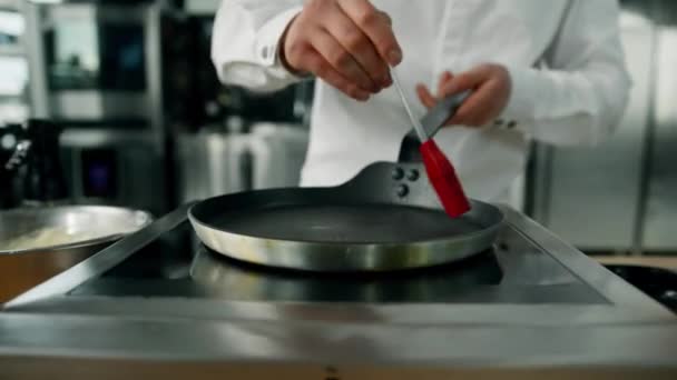 Professionelle Küche Der Koch Schmiert Das Der Pfanne Auf Professionellem — Stockvideo