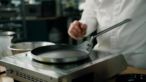 Επαγγελματική Κουζίνα Σεφ Έλεγχο Ένα Τηγάνι Για Μαγείρεμα Τηγανίτες Επαγγελματική — Αρχείο Βίντεο