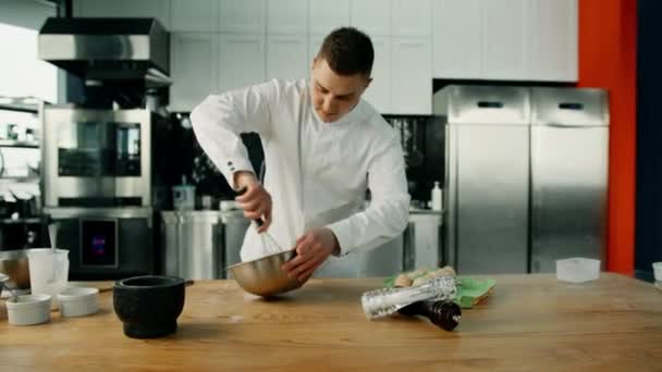 Cucina Professionale Chef Maschile Sta Mescolando Pancake Nella Ciotola — Video Stock