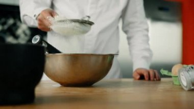 Profesyonel bir mutfakta un serpmek. Restoranda para kazanıyordum.