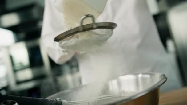 Κρατούσε Χέρι Του Αρσενικού Σεφ Κοσκινίζει Αλεύρι Στο Μπολ Μαγειρικής — Αρχείο Βίντεο