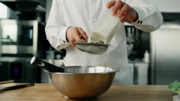 Chef Maschio Sta Setacciando Farina Nella Ciotola Cottura Una Cucina — Video Stock