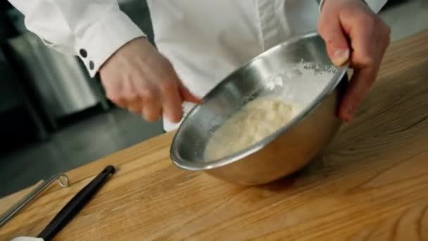 Chef Mescola Frittella Una Ciotola Cottura Una Cucina Professionale Cucinare — Video Stock
