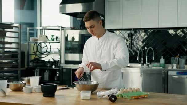 요리사는 전문적 주방에 그릇에 소금을 넣는다 레스토랑에서 팬케이크를 만드는 — 비디오