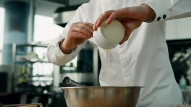 Шеф Повар Использует Мед Профессиональной Кухне Процесс Приготовления Блинов — стоковое видео