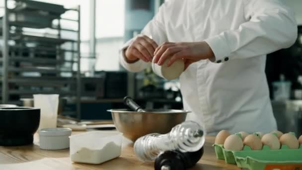 Uno Chef Cuoco Aggiunge Miele Mix Frittelle Una Cucina Professionale — Video Stock