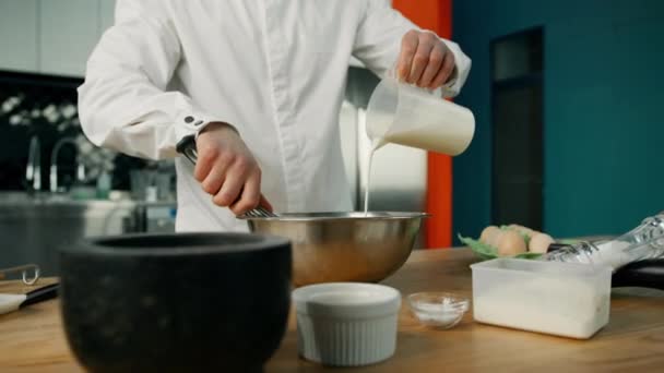 Uno Chef Cuoco Aggiunge Latte Mix Pancake Una Cucina Professionale — Video Stock