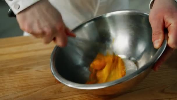Chef Masculino Misturando Ovo Uma Tigela Cozinha Uma Cozinha Profissional — Vídeo de Stock