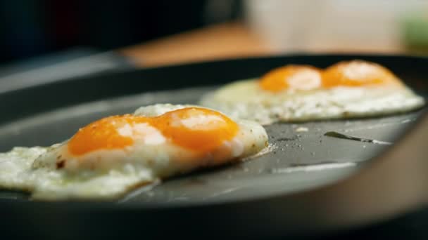 Профессиональная Кухня Яичницу Поджаривают Сковороде — стоковое видео