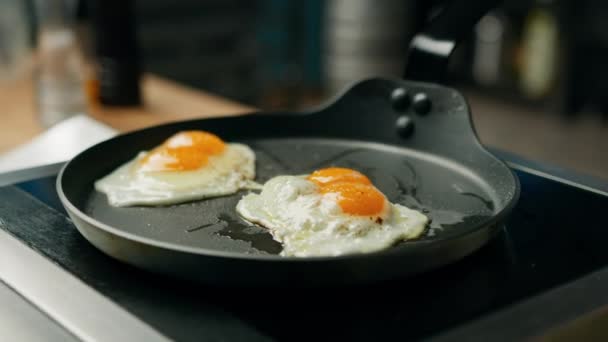 Profesyonel Mutfak Çırpılmış Yumurta Tavada Kızartılır — Stok video