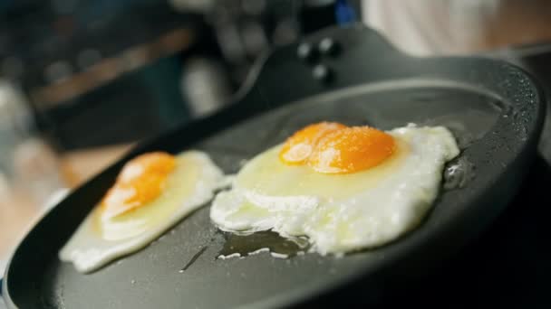 Profesyonel Mutfak Şef Tavada Çırpılmış Yumurta Pişirir — Stok video