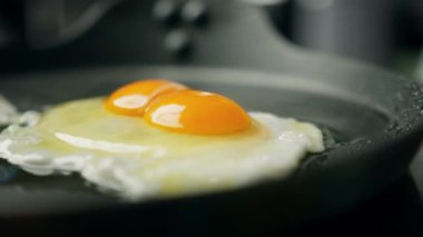 Profesyonel mutfak: Şef tavada çırpılmış yumurta pişirir.