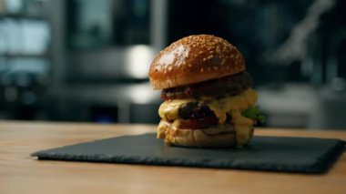 Profesyonel mutfak: Lezzetli burger tüketime hazır.