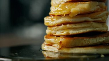 Kreplerin üzerine bal yayılır..