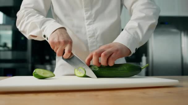 Profesyonel Mutfak Şef Hamburger Veya Salata Hazırlamak Için Salatalık Kesiyor — Stok video