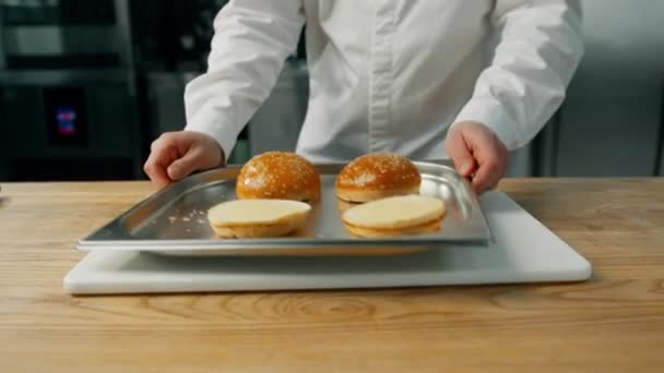Preparando Bollos Hamburguesas Restaurante Cocina Profesional — Vídeos de Stock