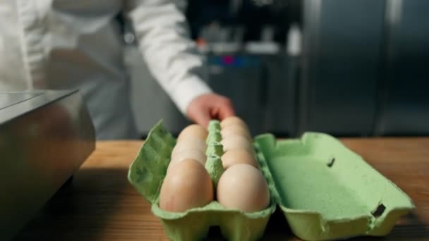 Професійна Кухня Шеф Кухар Бере Яйце Кошика — стокове відео