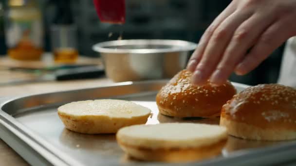 Preparar Pães Hambúrguer Restaurante Cozinha Profissional — Vídeo de Stock