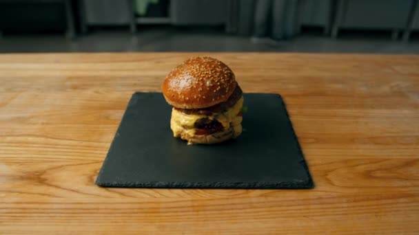 Cuisine Professionnelle Hamburger Savoureux Est Prêt Consommation — Video